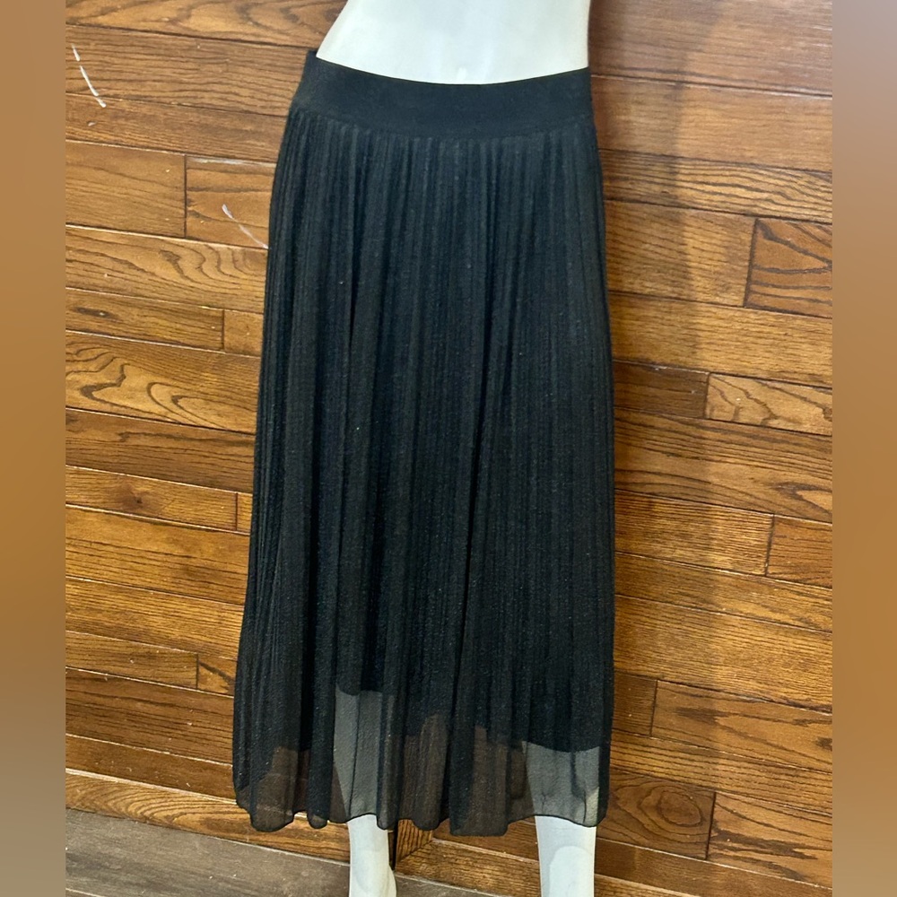 Andi & James. Medium. Elegant Black Pleated Skirt